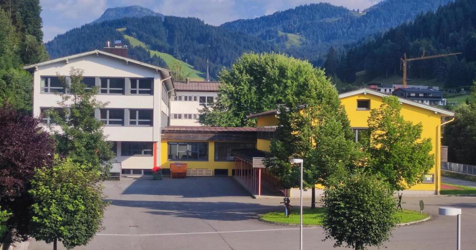 Schule vorne